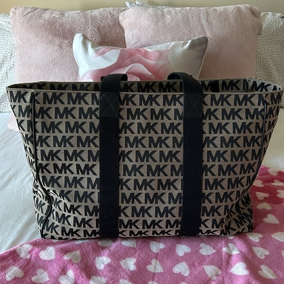 Michael Kors monogram overnight bag - Picture 4 of 10
